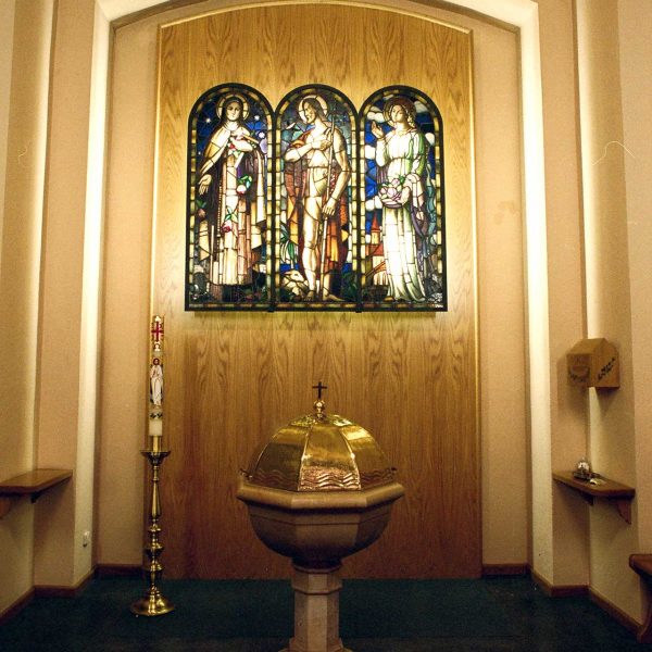 Barcelona.-Església Sant Gregori Taumaturg, construïda entre 1945 i 1995 - Vista de la capella baptismal amb vitralls dissenyats per Joan Vila Grau (2/2004)