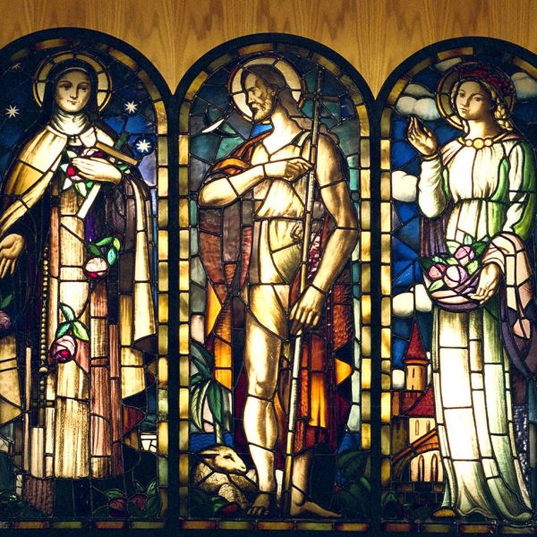 Barcelona.-Església Sant Gregori Taumaturg, construïda entre 1945 i 1995 - Vista de la capella baptismal amb vitralls dissenyats per Joan Vila Grau (2/2004)