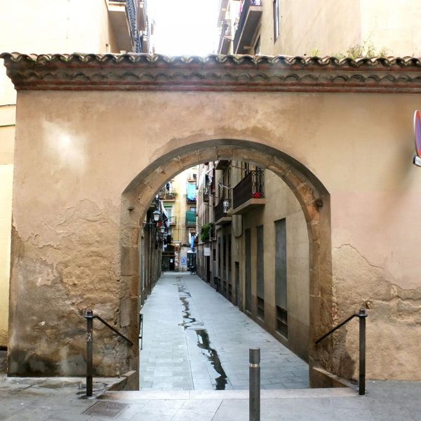 Barcelona.- Arcada del Monestir de Sta. Maria de Valldonzella al carrer de la Verge de Barcelona que va ser destruït durant la Setmana Tràgica de 1909 (3/2015)