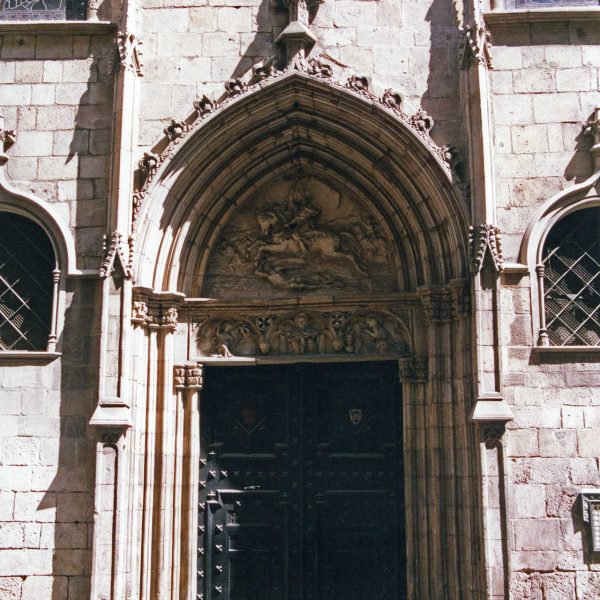 Barcelona.-Església gòtica de S. Jaume del S. XIV. El timpà amb Sant Jaume a dalt de cavall es va fer el 1878 (6/2005)