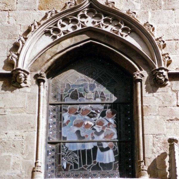 Barcelona.-Església gòtica de S. Jaume del S. XIV amb reformes del S. XIX. Vista d'una de les finestres de la façana (6/2005)