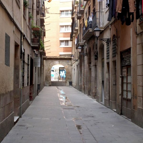 Barcelona.- Arcada del Monestir de Sta. Maria de Valldonzella al carrer de la Verge de Barcelona que va ser destruït durant la Setmana Tràgica de 1909 (3/2015)