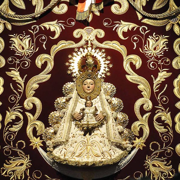 Barcelona.-Església gòtica de Sant Jaume del S.XIV reformada en el S. XIX. Tapís de la Hermandad Nuestra Señora del Rocío (12/2009)