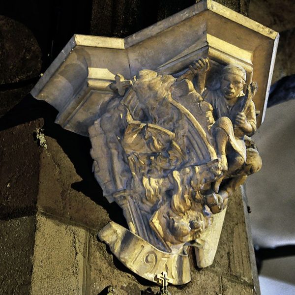 Barcelona.-Església gòtica de Sant Jaume del S.XIV reformada en el S. XIX . Capitell al·lusiu a la crema i destrucció d'esglésies durant la guerra (12/2009)