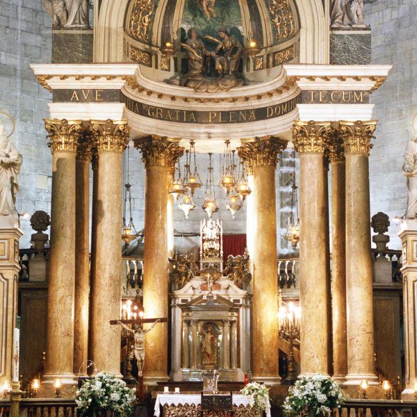 Barcelona.- Església gòtica de Sant Just i Pastor. Altar major amb sis columnes de marbre en semicercle i cúpula neoclàssica (4/2005)