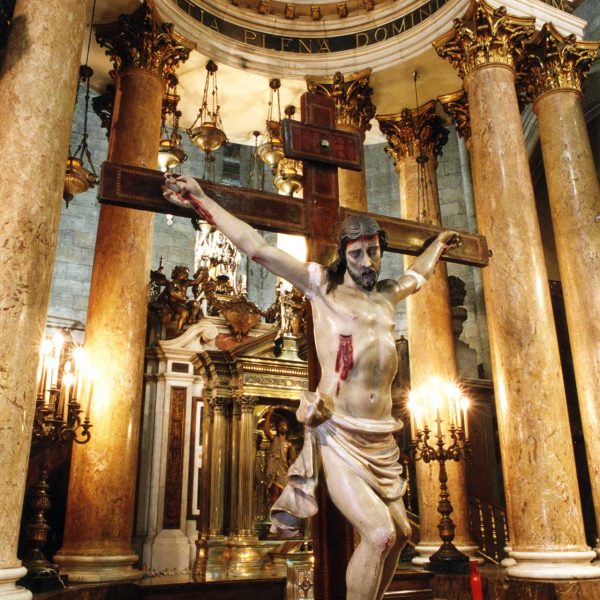 Barcelona.- Església gòtica de Sant Just i Pastor. Altar major amb sis columnes de marbre en semicercle i cúpula neoclàssica (4/2005)