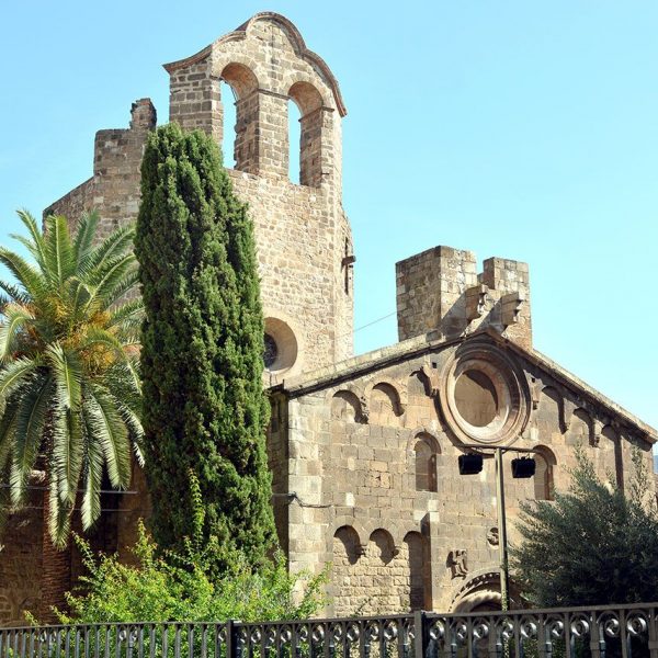 Barcelona.- Església de S. Pau del Camp - Destruïda per Al-Mansur el 985 es va refer l'any 1096. Abandonada el 1835 i cremada el 1936 s'ha restaurat de nou (5/2018)