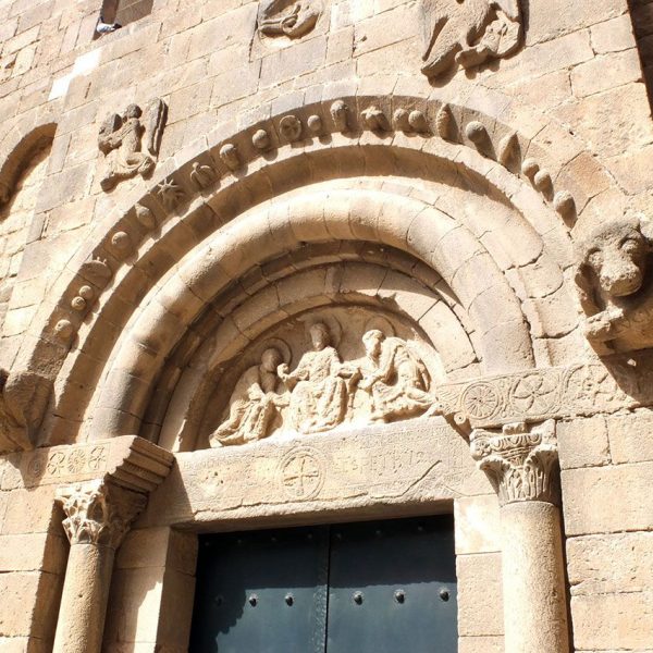 Barcelona.- Església de Sant Pau del Camp - La portalada està emmarcada per dues columnes amb capitells visigòtics de marbre (5/2018)