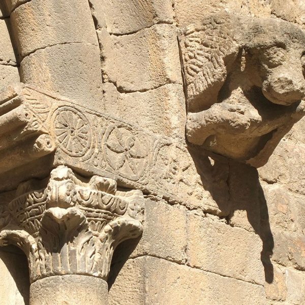 Barcelona.- Església de Sant Pau del Camp - Figures esculpides suporten les arquivoltes exteriors de la façana (5/2018)