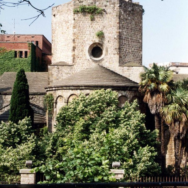 Barcelona.- Església de Sant Pau del Camp - Vista posterior de l'absis i del campanar d'espadanya sobre el cimbori (6/2004)