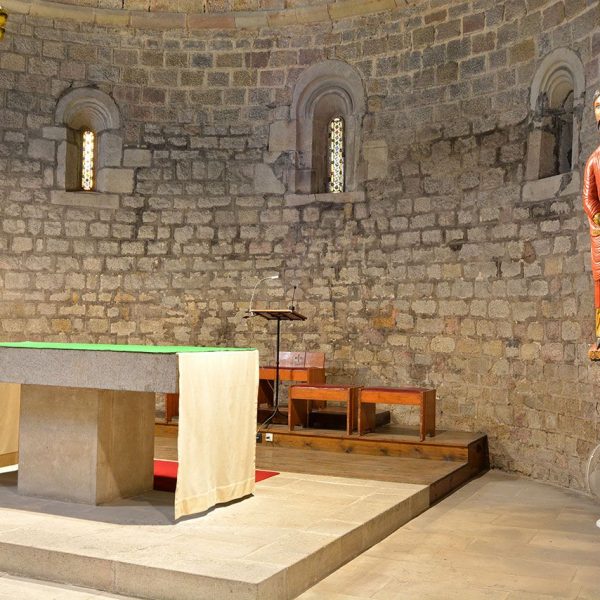 Barcelona.- Església de Sant Pau del Camp - Vista del presbiteri i de l'altar (10/2014)