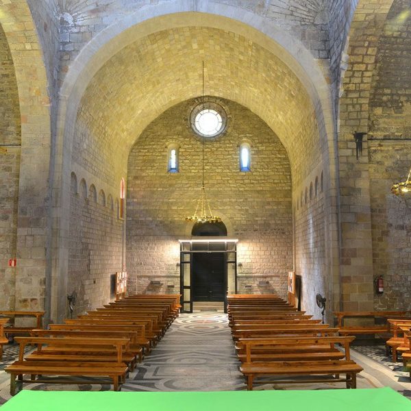 Barcelona.- Església de Sant Pau del Camp - Vista del fons de la nau de creu grega coberta amb volta de canó (10/2014)