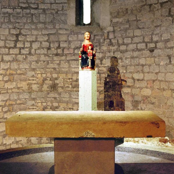Barcelona.- Església de Sant Pau del Camp - Vista de l'absis lateral del cantó de l'epístola amb la imatge de la Mare de Déu(10/2014)