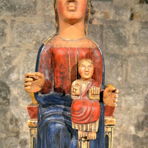 Barcelona.- Església de Sant Pau del Camp - Vista de l'absis lateral del cantó de l'epístola amb la imatge de la Mare de Déu(10/2014)