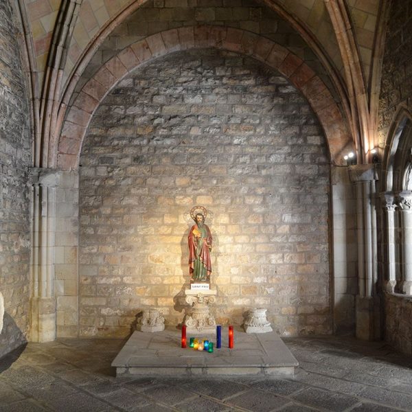 Barcelona.- Església de S Pau del Camp -Sala capitular on a l'esquerra es veu la làpida sepulcral de Guifré II que es creu fudador del monestir (10/2014)