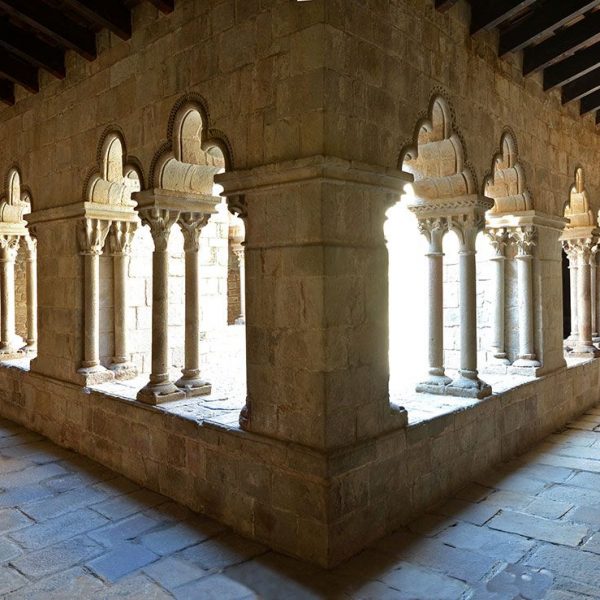 Barcelona.- Església de Sant Pau del Camp -Claustre del S. XIII de reduïdes dimensions destacable pels seus capitells molt ben decorats (10/2014)