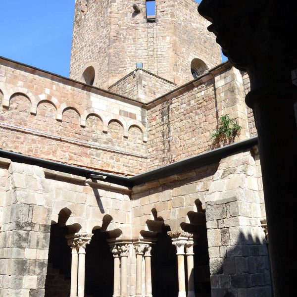 Barcelona.- Església de Sant Pau del Camp -Claustre del S. XIII de reduïdes dimensions destacable pels seus capitells molt ben decorats (10/2014)