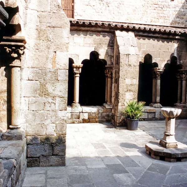 Barcelona.- Església de Sant Pau del Camp -Claustre del S. XIII de reduïdes dimensions destacable pels seus capitells molt ben decorats (5/2004)