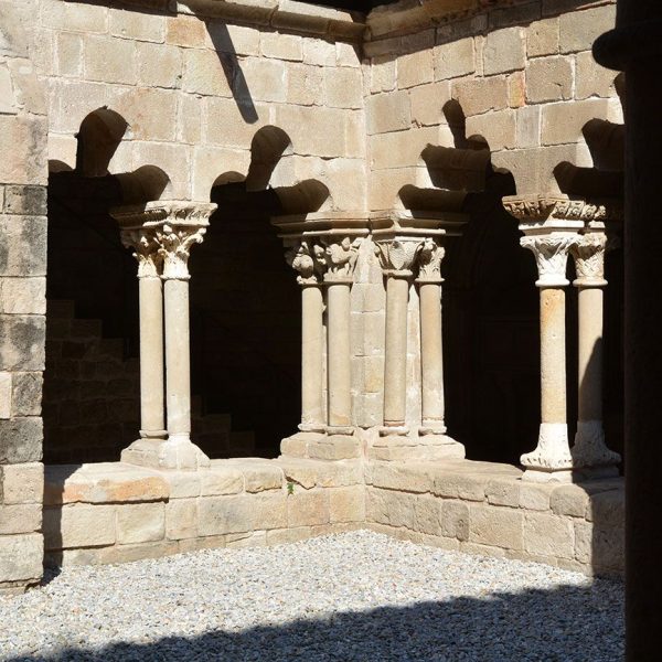 Barcelona.- Església de Sant Pau del Camp -Claustre del S. XIII de reduïdes dimensions destacable pels seus capitells molt ben decorats (10/2014)