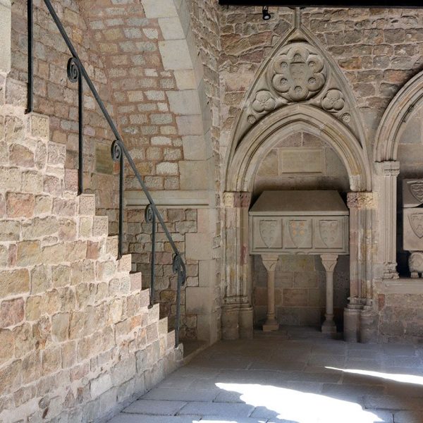 Barcelona.- Església de Sant Pau del Camp -Claustre del S. XIII de reduïdes dimensions destacable pels seus capitells molt ben decorats (10/2014)