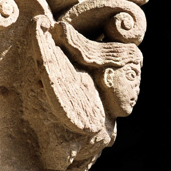 Barcelona.- Església de Sant Pau del Camp -El claustre del S. XIII destaca pels seus capitells decorats amb figures zoomòrfiques o monstres (5/2004)