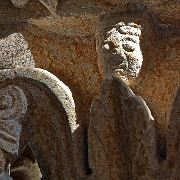 Barcelona.- Església de Sant Pau del Camp -El claustre del S. XIII destaca pels seus capitells decorats amb figures zoomòrfiques o monstres (10/2014)