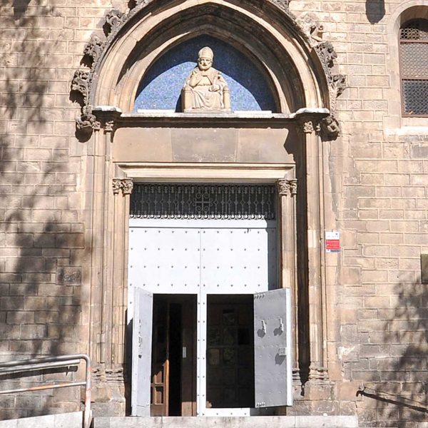 Barcelona.- Església Sant Pere de les Puel·les. La portalada es l'original de l'antiga església del S. XV. Al timpà figura la imatge gòtica de Sant Pere (5/2014)