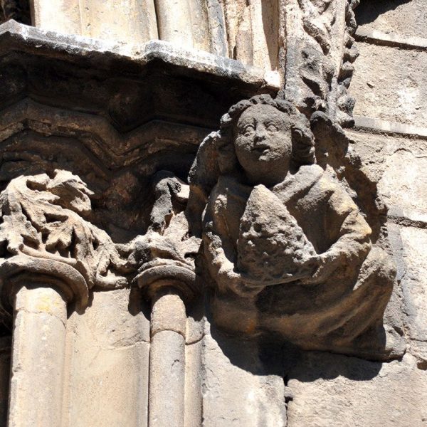 Barcelona.- Església Sant Pere de les Puel·les. Mènsula que adorna l'inici de l'arc conopial (9/2013)