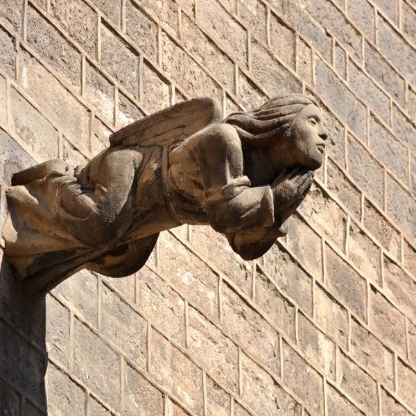 Barcelona.- Església Sant Pere de les Puel·les. Una de les figures que adorna la façana principal (9/2013)