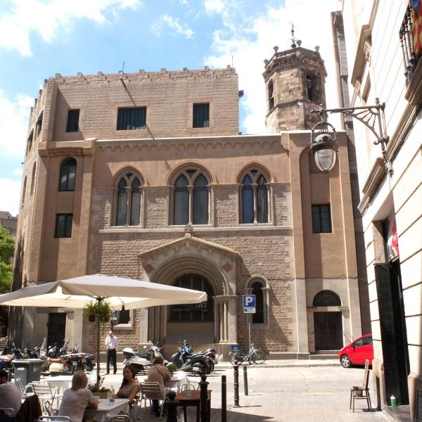 Barcelona.- Església Sant Pere de les Puel·les. Vista de la façana lateral (7/2013)