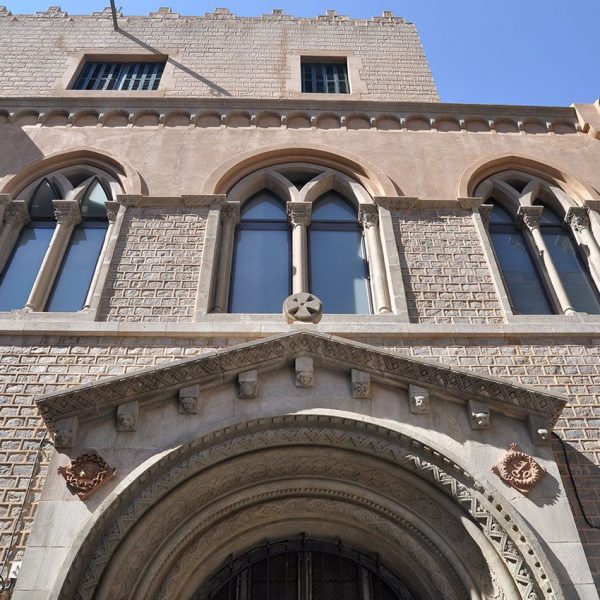 Barcelona.- Església Sant Pere de les Puel·les. Vista de la façana lateral amb la portalada neoromànica (9/2013)