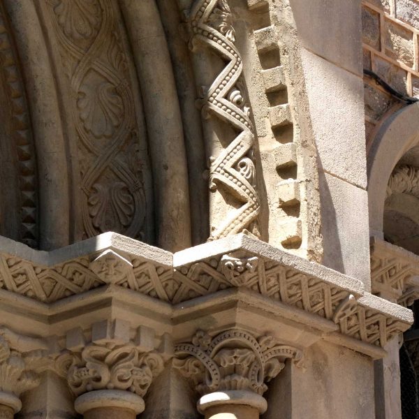 Barcelona.- Església Sant Pere de les Puel·les. Vista de la façana lateral amb la portalada neoromànica (7/2013)