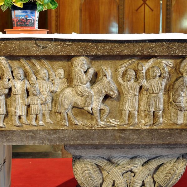 Barcelona.- Església Sant Pere de les Puel·les. Escena de rams en el frontal de la taula de l'altar (9/2013)