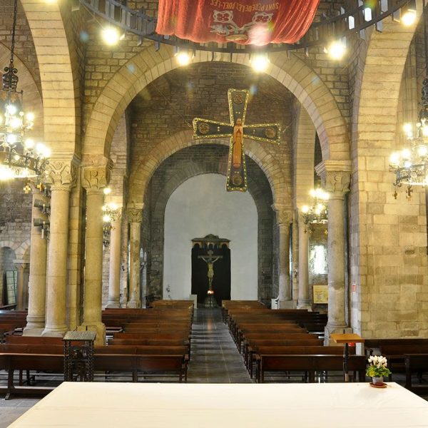 Barcelona.- Església Sant Pere de les Puel·les. Vista de la nau de planta basilical encara que la original abans de la reforma de 1909 era de creu llatina (9/2013)
