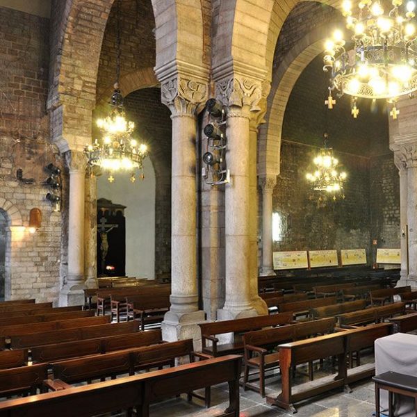 Barcelona.- Església Sant Pere de les Puel·les. Vista lateral on es divisen les columnes romàniques i capitells corintis oroginals (9/2013)
