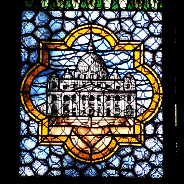 Barcelona.- Església Sant Pere de les Puel·les. Vitrall amb l'imatge de la Basílica de Sant Pere de Roma (9/2013)