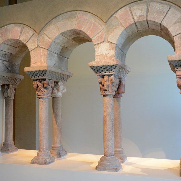 Barcelona.- Església Sant Pere de les Puel·les. El claustre, enderrocat l'any 1873 es troba molt repartit. Aquests arcs del S. XII estan al (MNAC) (4/2017)