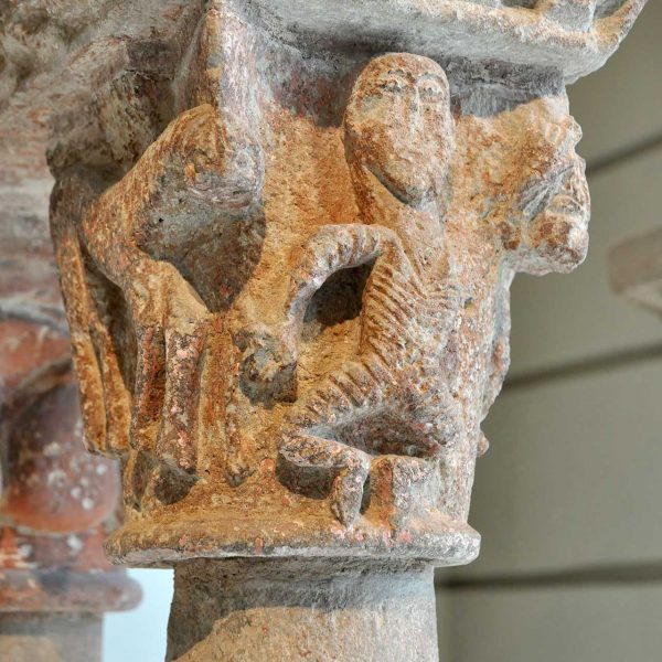 Barcelona.- Església Sant Pere de les Puel·les. El claustre, enderrocat l'any 1873 es troba molt repartit. Aquests arcs del S. XII estan al (MNAC) (4/2014)