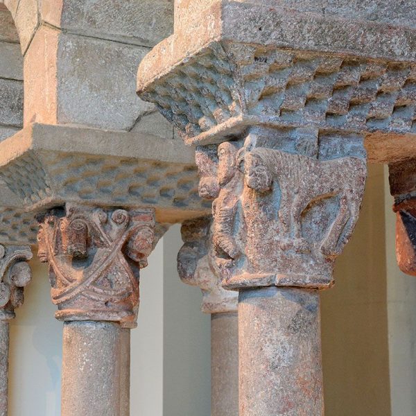 Barcelona.- Església Sant Pere de les Puel·les. El claustre, enderrocat l'any 1873 es troba molt repartit. Aquests arcs del S. XII estan al (MNAC) (4/2017)