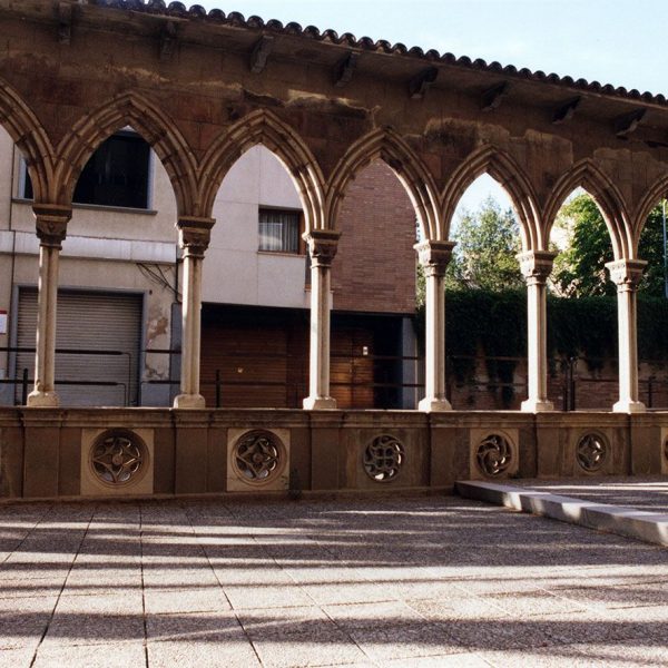 Barcelona.- Església S. Pere de les Puel·les. El claustre fou enderrocat l'any 1873 - Arcades, S. XIII situades al carrer S.Ignasi de Terrassa (8/2005)