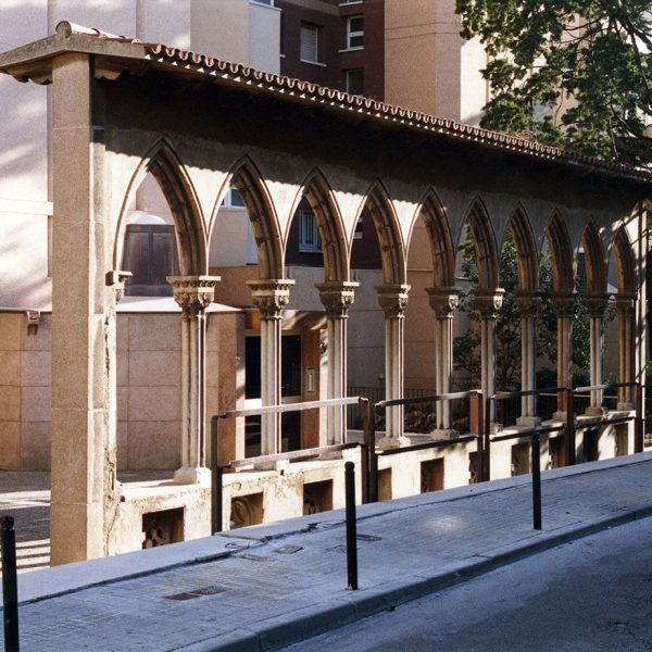 Barcelona.- Església S. Pere de les Puel·les. El claustre fou enderrocat l'any 1873 - Arcades, S. XIII situades al carrer S.Ignasi de Terrassa (8/2005)