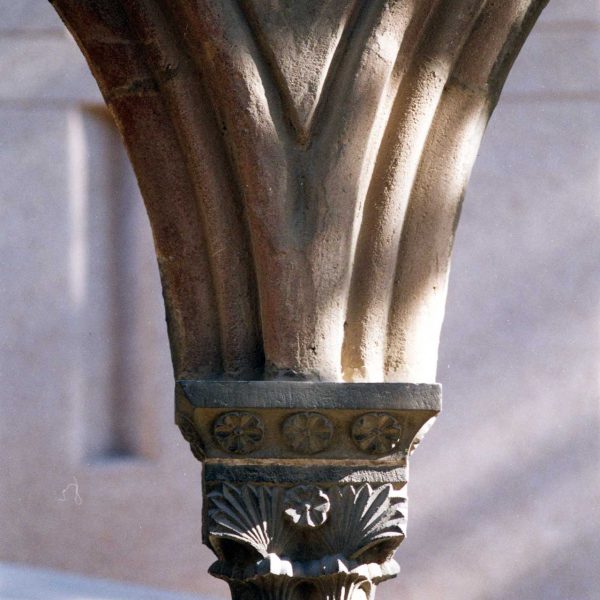 Barcelona.- Església S. Pere de les Puel·les. El claustre fou enderrocat l'any 1873 - Arcades, S. XIII situades al carrer S.Ignasi de Terrassa (8/2005)