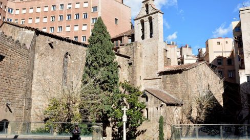 Barcelona.- Església del monestir de Santa Anna, S. XIII. Consta de claustre i Sala capitular. L'església de creu grega es va allargar en el S. XIV (2/2015)