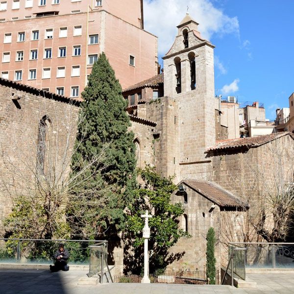 Barcelona.- Església del monestir de Santa Anna, S. XIII. Consta de claustre i Sala capitular. L'església de creu grega es va allargar en el S. XIV (2/2015)