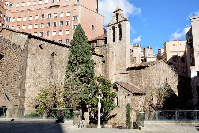 Barcelona.- Església del monestir de Santa Anna, S. XIII. Consta de claustre i Sala capitular. L'església de creu grega es va allargar en el S. XIV (2/2015)