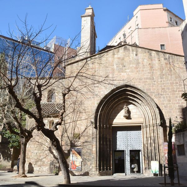 Barcelona.- Església del monestir de Santa Anna, S. XIII. Consta de claustre i Sala capitular. L'església de creu grega es va allargar en el S. XIV (2/2015)