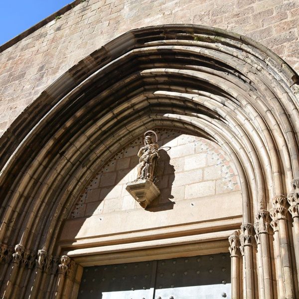 Barcelona.- Església del monestir de Santa Anna, S. XIII. La portalada d'estil gòtic es de la mateixa època (2/2015)