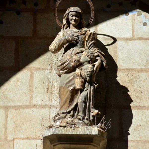 Barcelona.- Església del monestir de Santa Anna, S. XIII. En el timpà de la portalada figura la imatge de Santa Anna (2/2015)