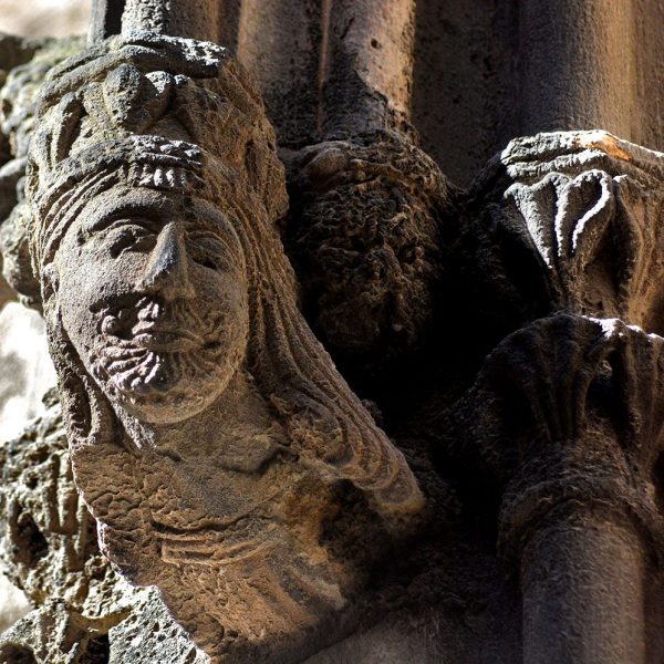 Barcelona.- Església del monestir de Santa Anna, S. XIII. Una de les mènsules laterals de les arquivoltes de la portalada (2/2015)