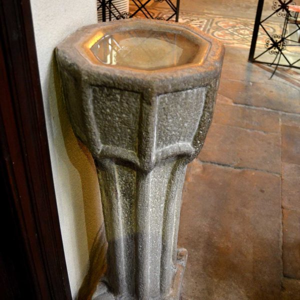 Barcelona.- Església del monestir de Santa Anna, S. XIII. Vista de la pica beneitera (2/2015)